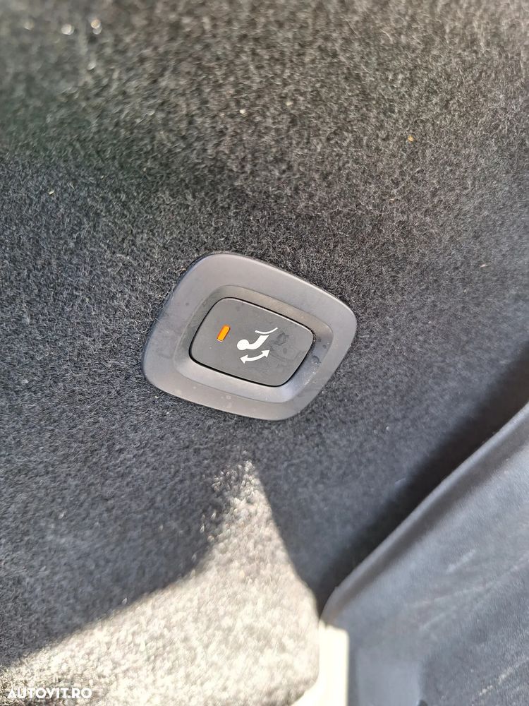 Volvo XC 60 B4 MHEV AT AWD Plus Dark - 38