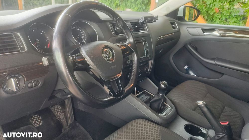Volkswagen Jetta 2.0 TDI Highline - 5