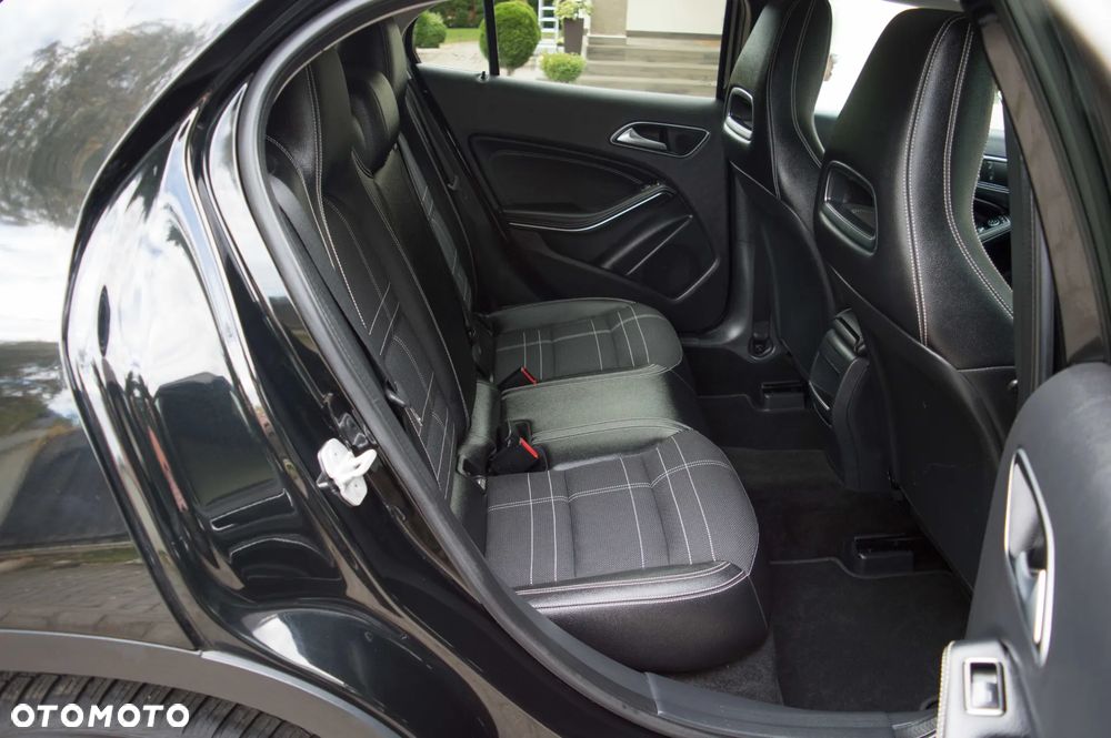 Mercedes-Benz GLA 180 UrbanStyle Edition - 36