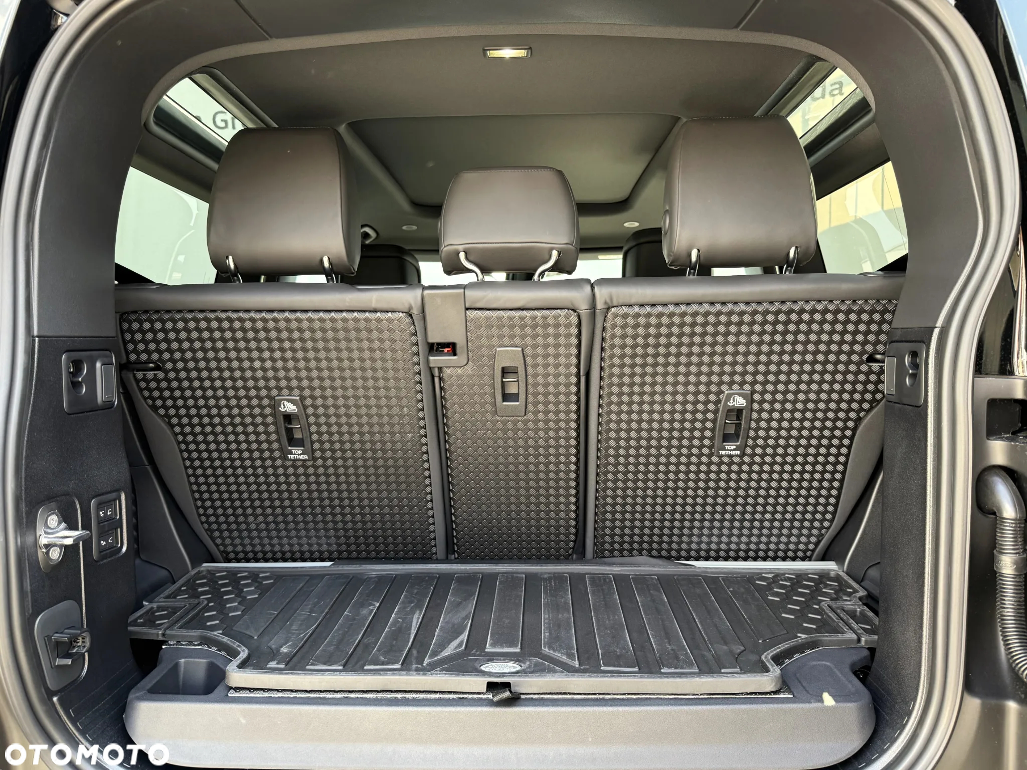 Land Rover Defender 90 D300 X-Dynamic HSE - 11