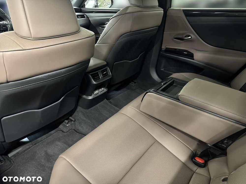 Lexus ES 300h Business Edition - 11