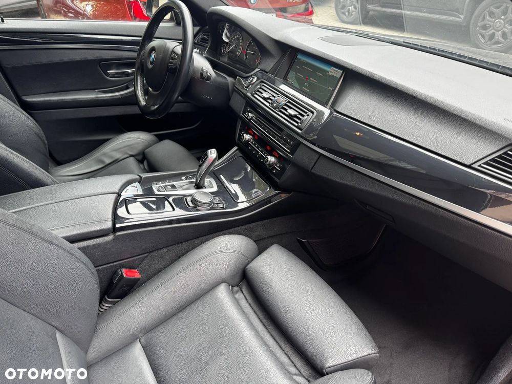BMW Seria 5 520d xDrive - 13