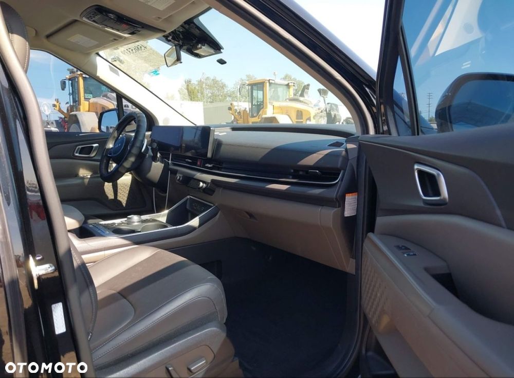 Kia Carnival - 10