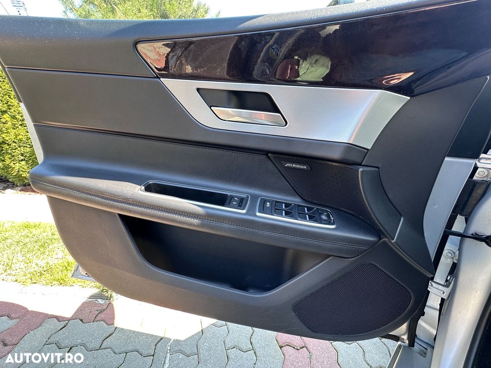 Jaguar XF 20d RWD Portfolio - 16
