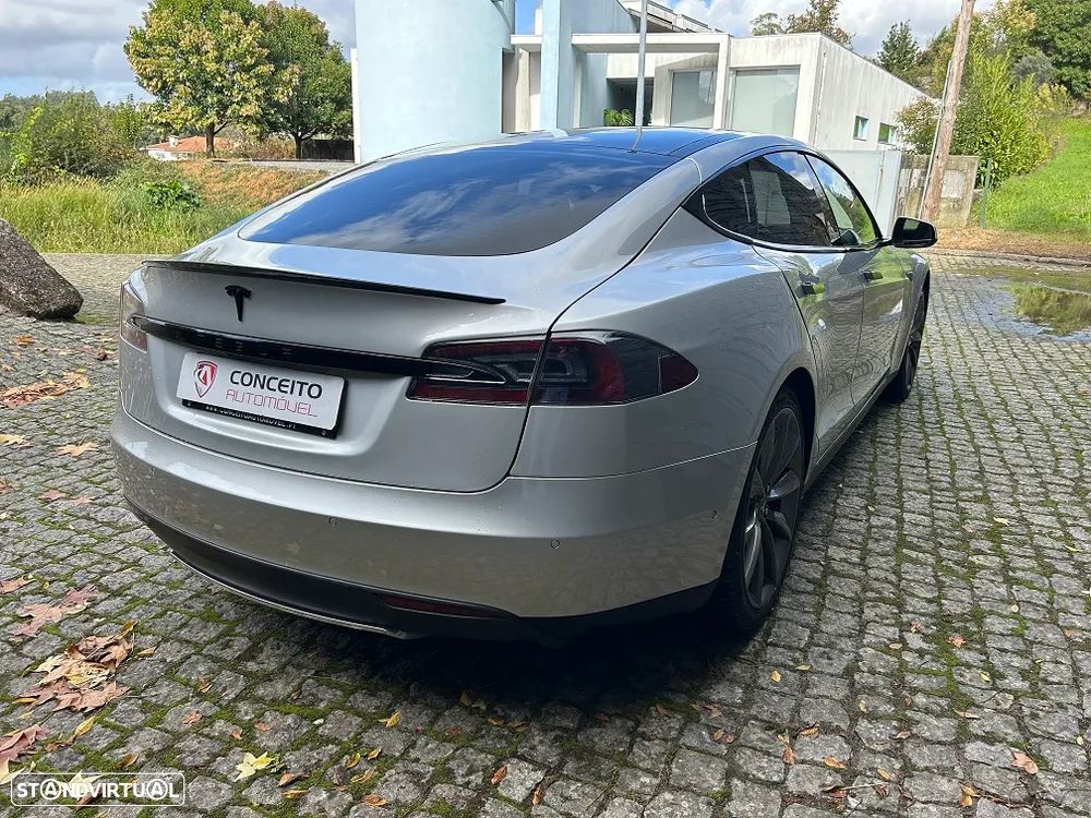 Tesla Model S - 8