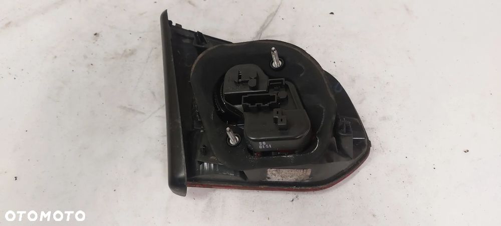 . LAMPA PRAWA W KLAPE VOLKSWAGEN GOLF 6 HB - 2