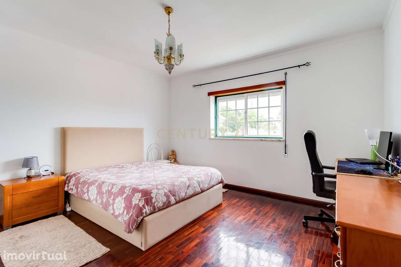 Prédio com 2 apartamentos+garagem+terreno - Grande imagem: 4/54
