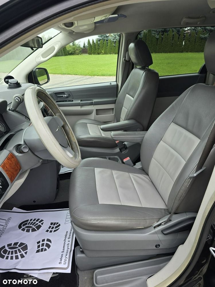 Chrysler Town & Country - 13