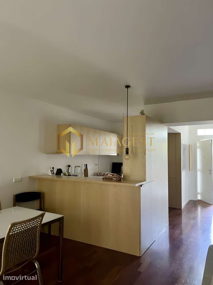 Elegante T2 Duplex Renovado junto da Praia com Varandas e Garagem - Grande imagem: 3/8