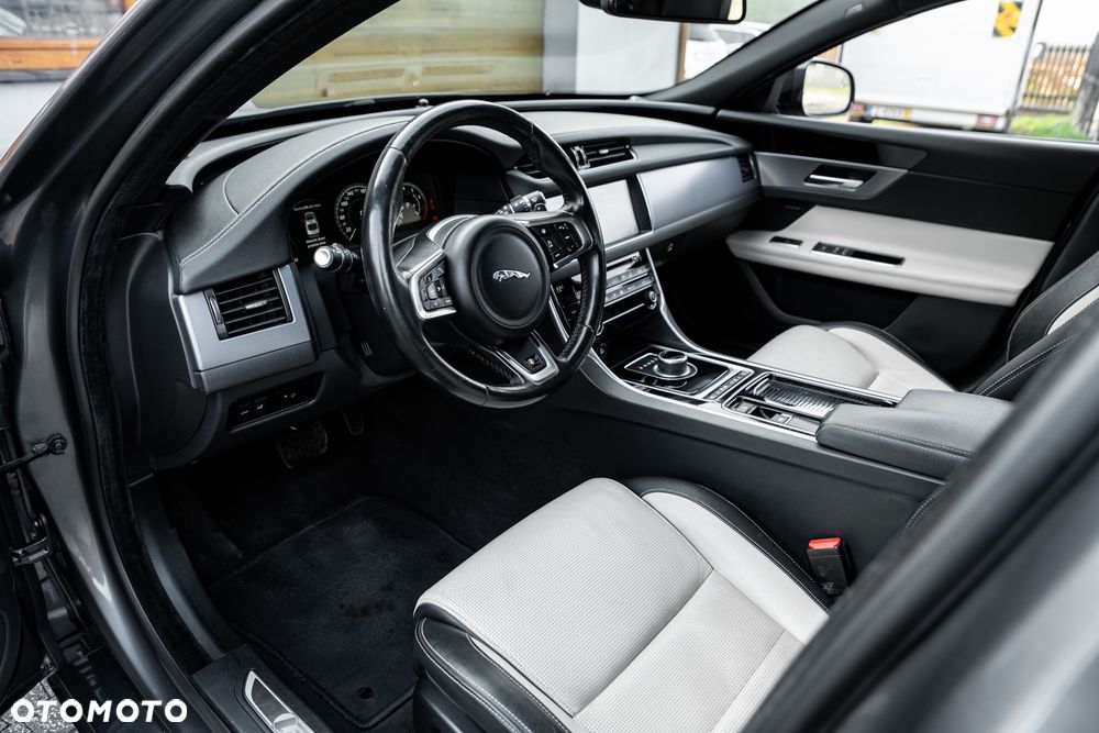Jaguar XF 35t R-Sport - 16