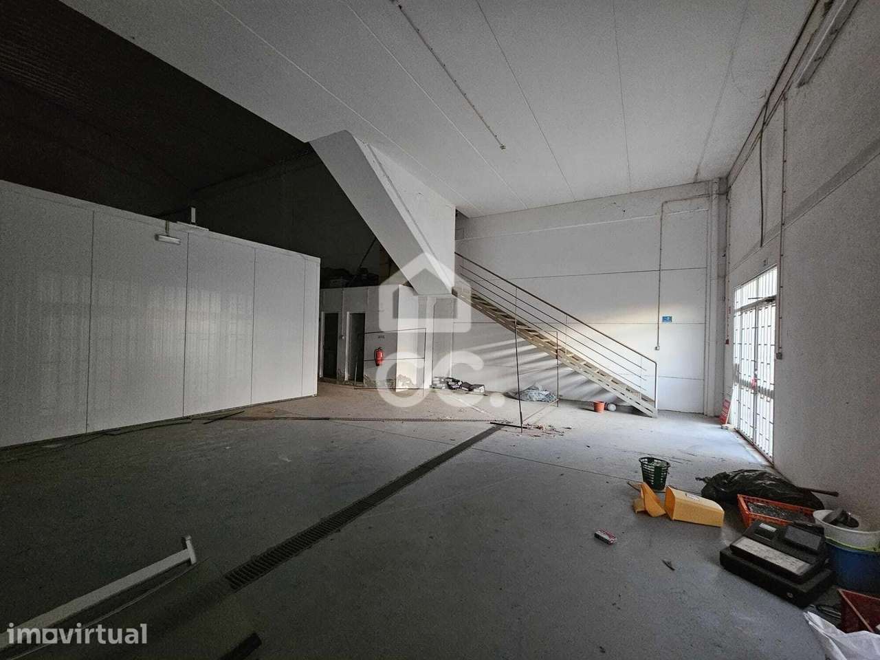 Armazém situado no parque industrial - Grande imagem: 3/15