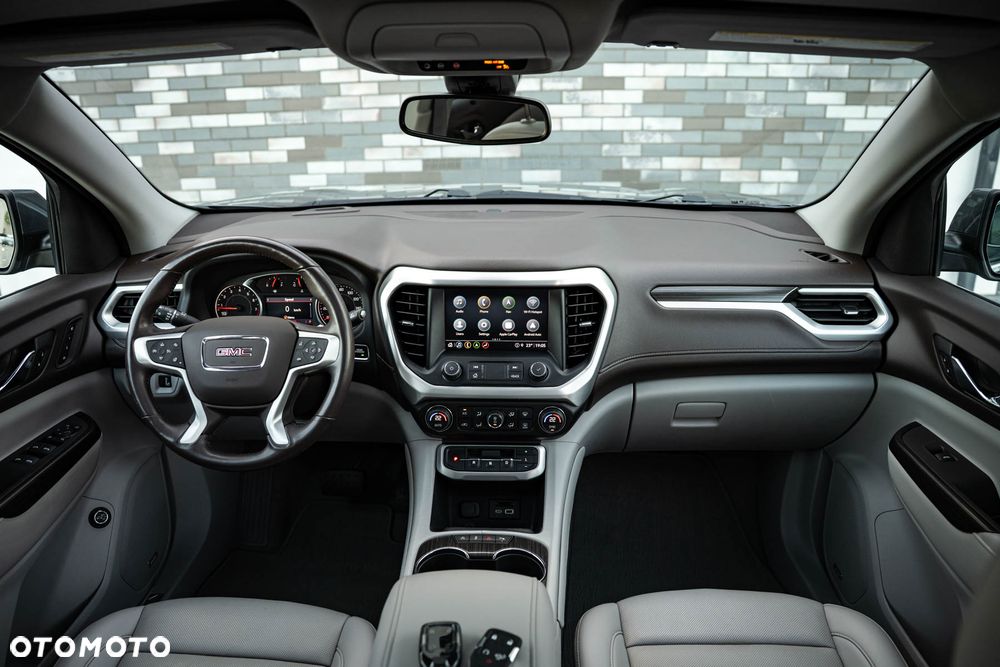 GMC Acadia - 16