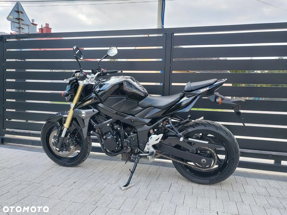 Suzuki GSR - 12