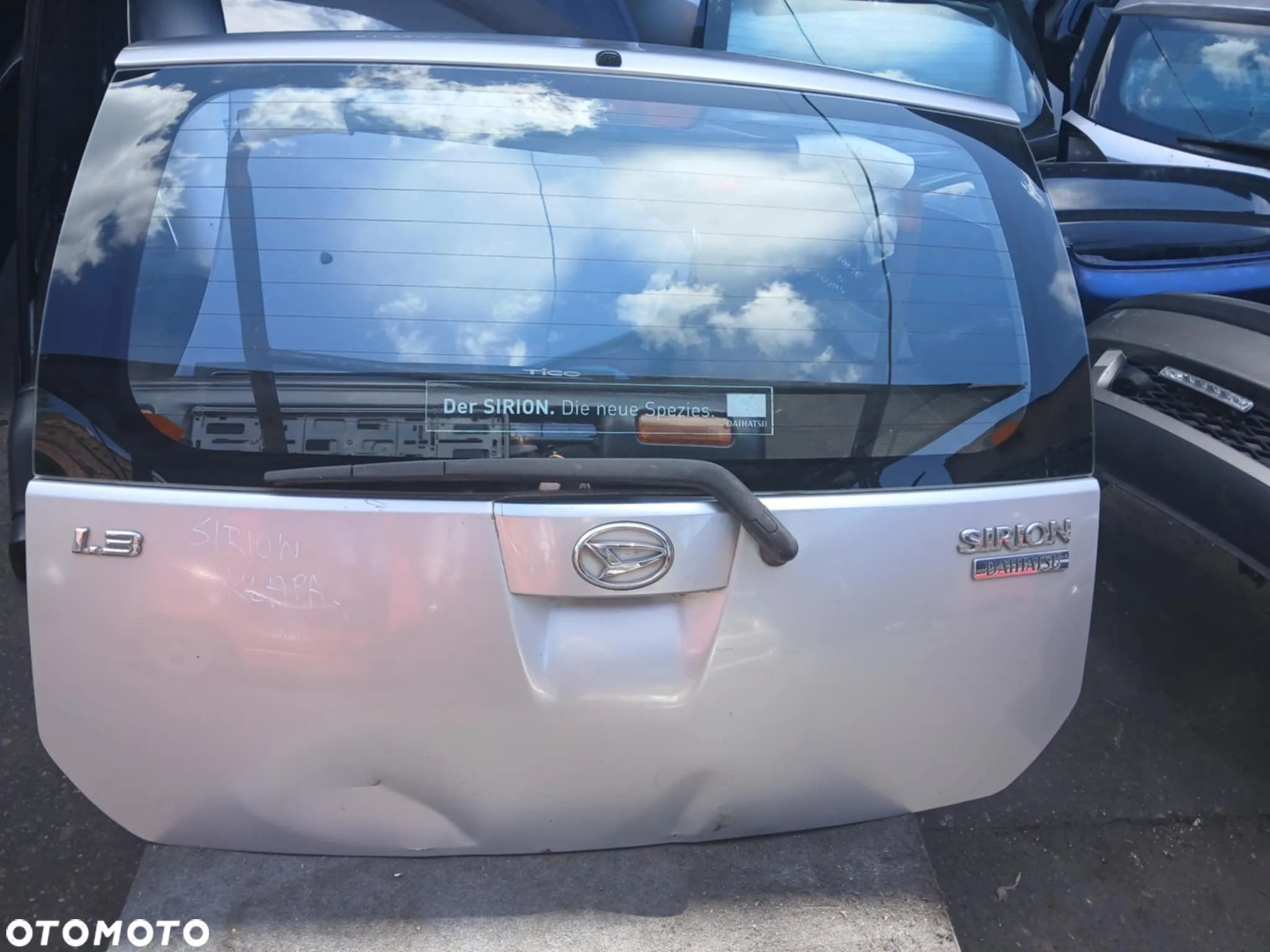 Daihatsu Sirion Klapa bagażnika kod lakieru 28USD - 1