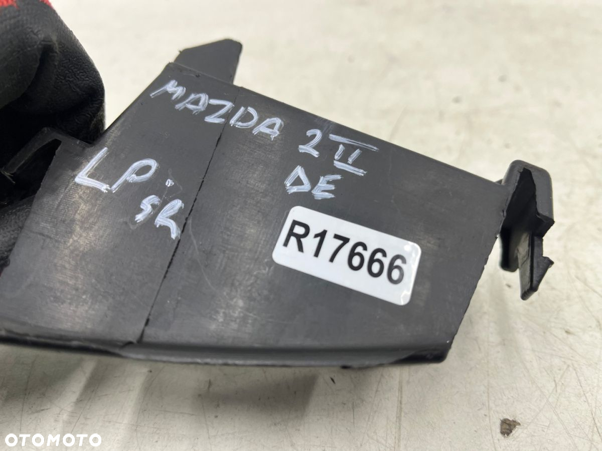 Ślizg Mazda 2 II DE DH 07-12r. lewe przednie środkowe mocowanie wspornik prowadnica zderzaka - 7