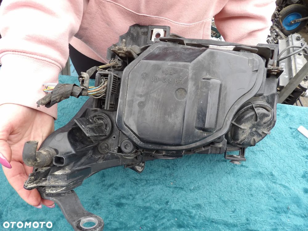 BMW - E60 - PRAWA LAMPA PRZEDNIA - PRZED LIFT - XENON - USZKODZONE SZKŁO - EUROPA - 8