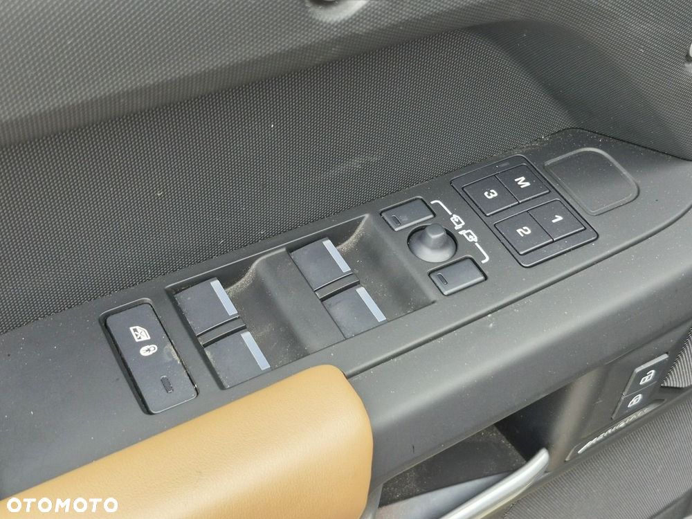 Land Rover Defender - 21