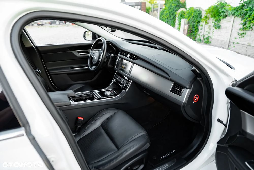 Jaguar XF 20d Prestige - 25