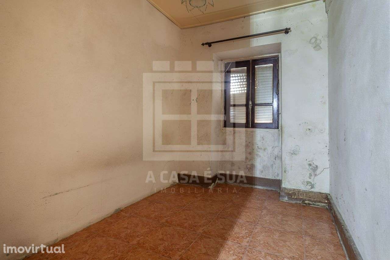 Moradia independente para reconstrução em Rio Meão - Grande imagem: 4/12