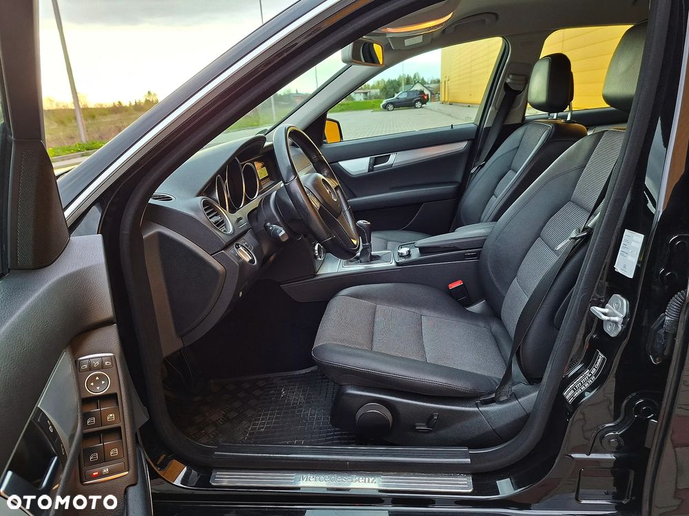 Mercedes-Benz Klasa C 180 CGI BlueEFFICIENCY Avantgarde - 16