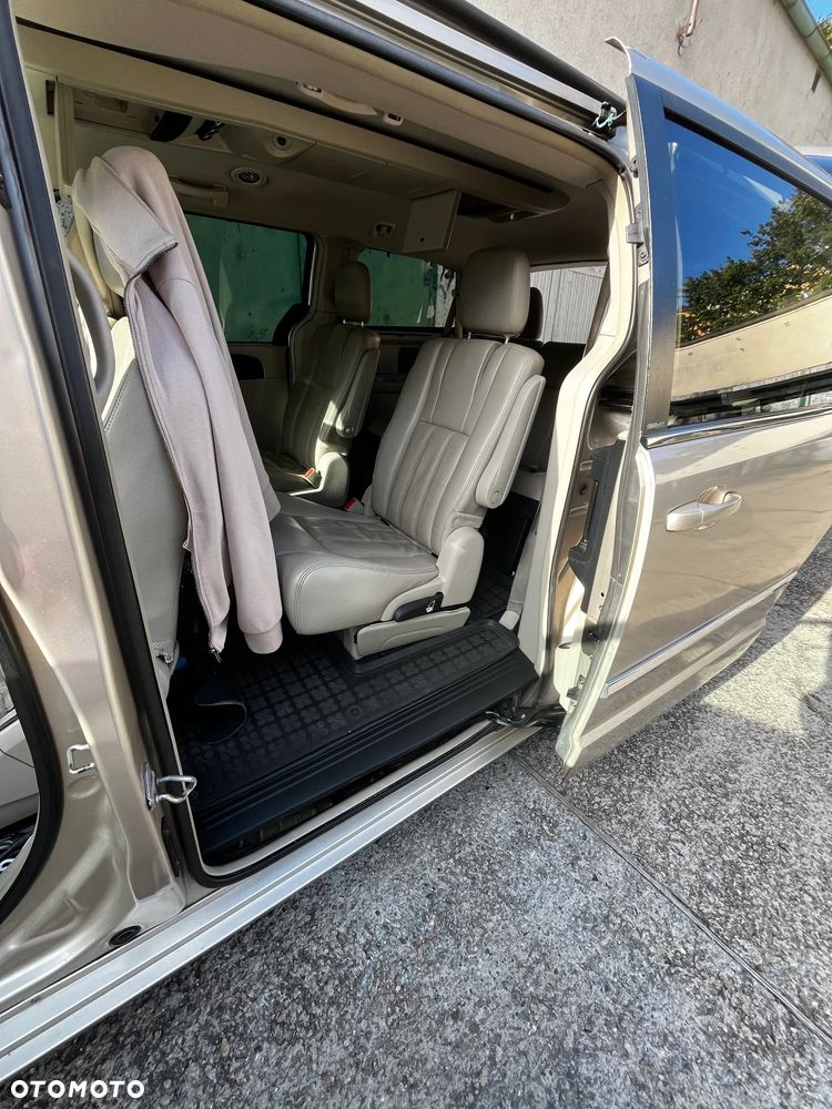Chrysler Town & Country - 5
