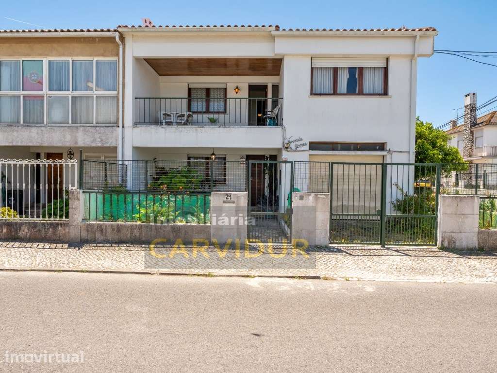Moradia T5 de 2 Pisos com Quintal, Garagem e Terraço - Excelente Lo... - Grande imagem: 2/26