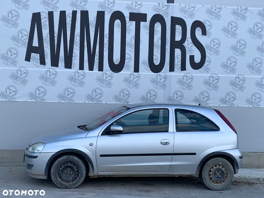 OPEL CORSA 2003 *SAMOCHÓD NA CZĘŚCI* 3007 MASKA, LAMPA, DRZWI, LUSTERKO, ZDERZAK, GRILL, BŁOTNIK, KLAPA, BELKA, DESKA, FOTELE, KANAPA, ĆWIARTKA, KIEROWNICA, TACZE, ZACISKI, ZAWIESZENIE, KOMPLETNY PRZÓD, KOMPLETNY TYŁ, LICZNIK, ZEGARY, PRAWE LEWE PRZÓD TYŁ - 1