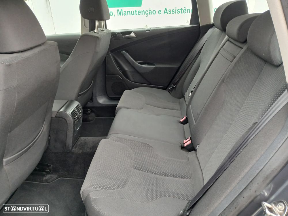 VW Passat 1.6 TDI BlueMotion - 16