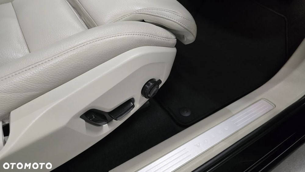 Volvo XC 60 B4 D Plus Dark - 20
