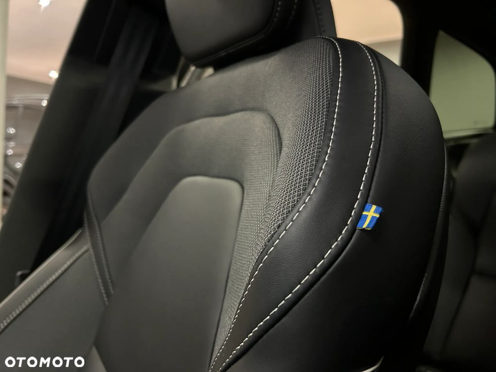 Volvo XC 60 B4 B Plus Dark - 35