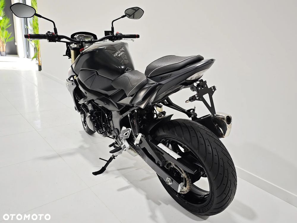 Suzuki GSR - 10