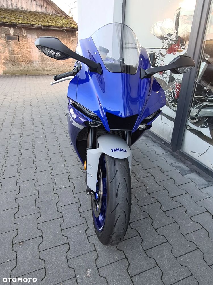 Yamaha R1 - 18