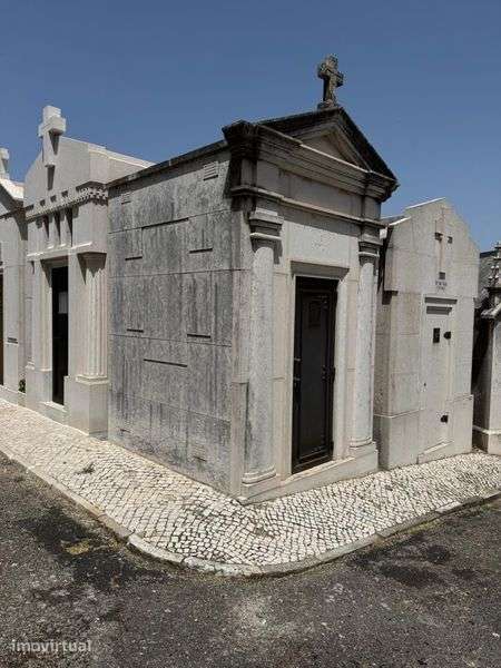 Jazigo vazio no Cemitério do Alto São João - Grande imagem: 2/2