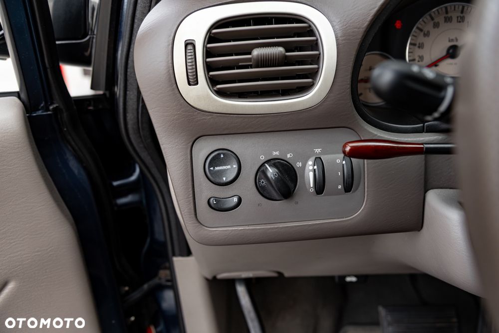Chrysler Grand Voyager - 30