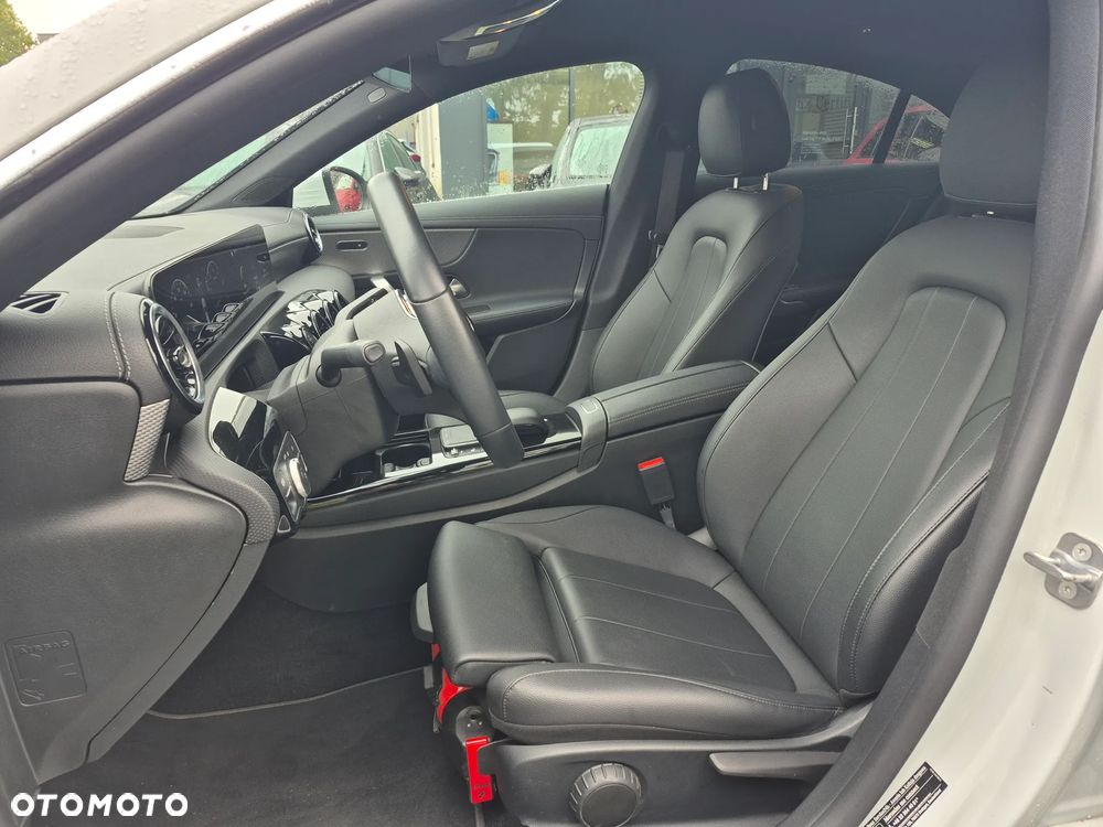 Mercedes-Benz CLA 180 7G-DCT - 18