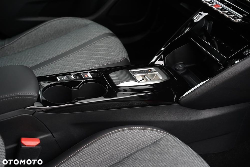 Peugeot 2008 PureTech mHEV Allure e-DCS6 - 23