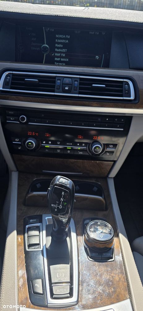 BMW Seria 7 740i - 8