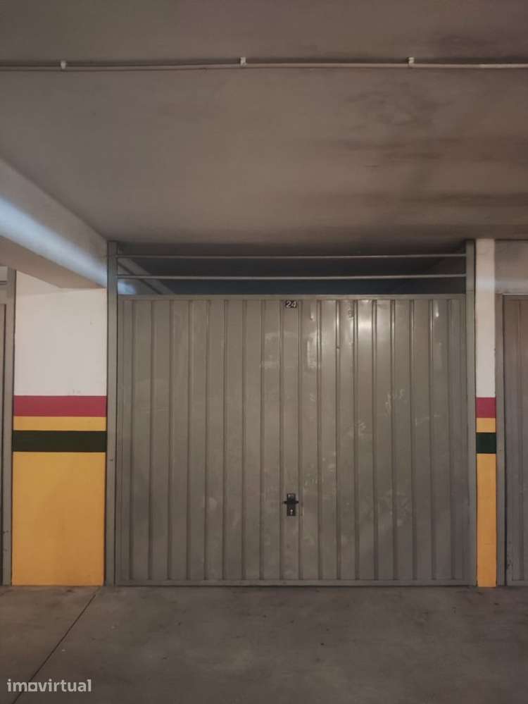 Garagem privada para arrendamento - Rua Artur Bivar, Lamaçães - Grande imagem: 2/5
