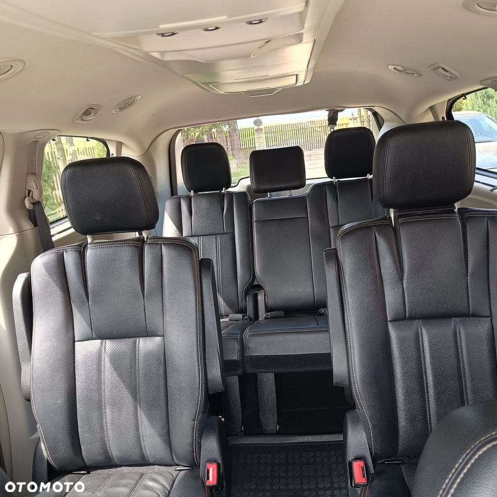 Chrysler Town & Country - 8