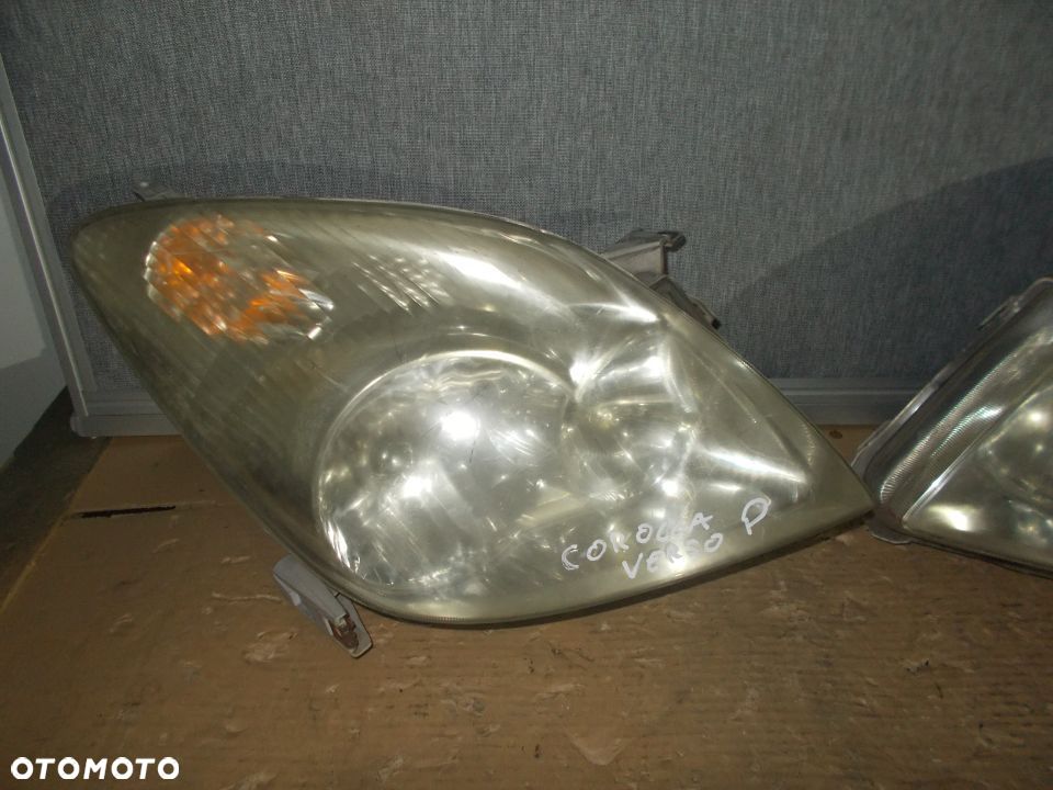 TOYOTA COROLLA VERSO LIFT LAMPA PRAWA - 1