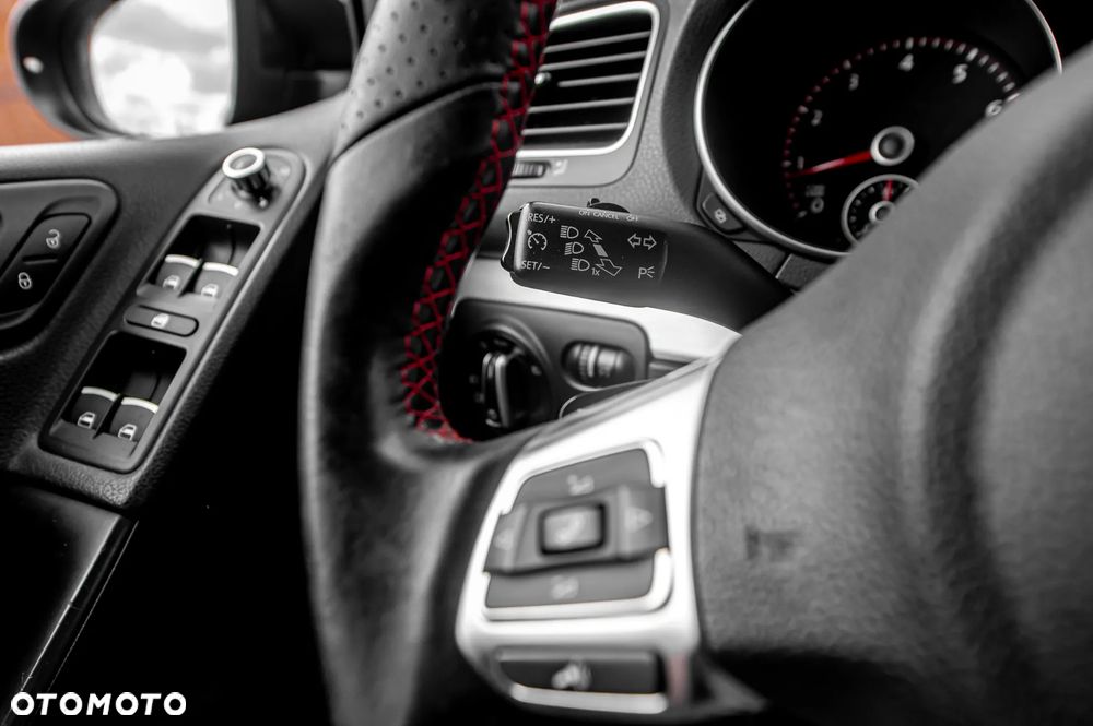 Volkswagen Golf 2.0 GTI DSG adidas - 34