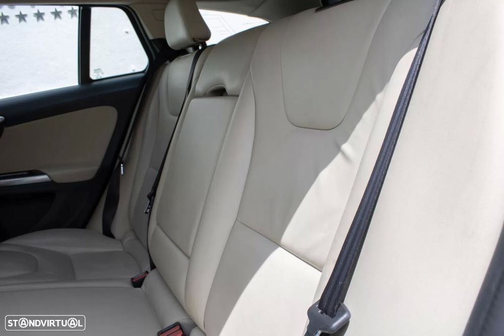 Volvo V60 D6 Plug-In-Hybrid AWD Geartronic Momentum — fotografia 18