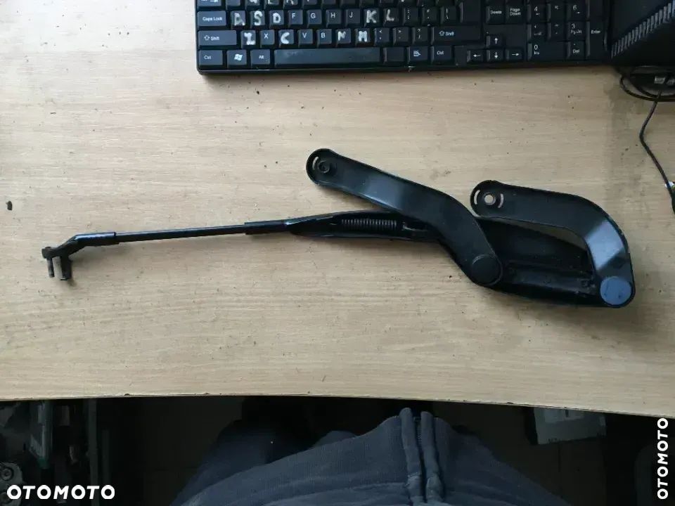 Ramię wycieraczki przód Mercedes W211 A21182440049 - 2