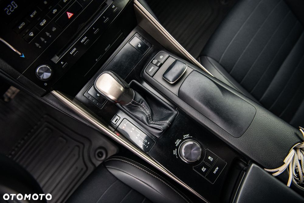 Lexus IS 300h Business - 13