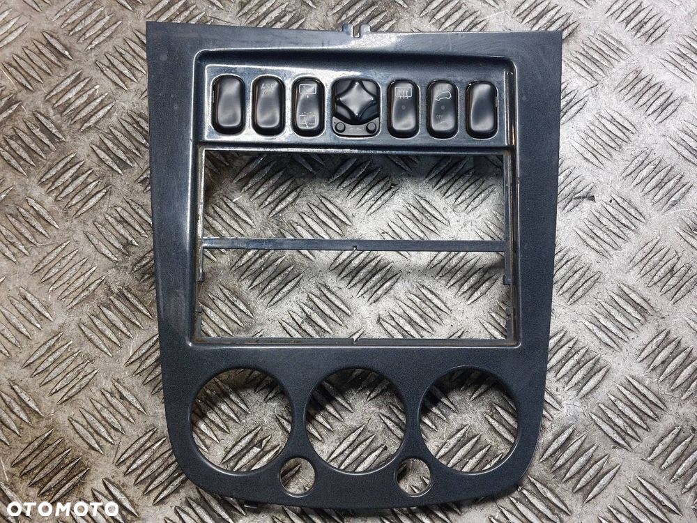 RAMKA KONSOLI ŚRODKOWA MERCEDES-BENZ W414 VANEO 1688203710 4146890239 - 1