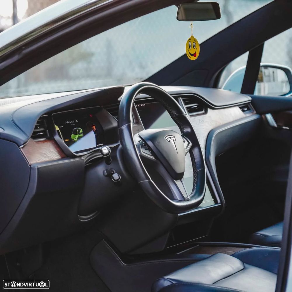 Tesla Model X - 13