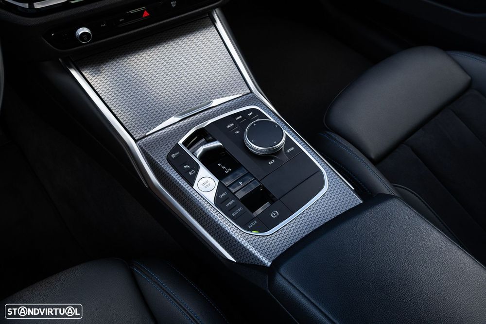 BMW 320 e Pack Desportivo M Auto — fotografia 24