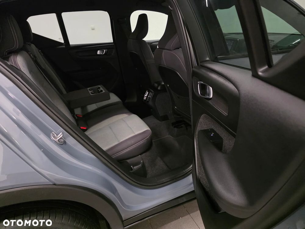 Volvo XC 40 B3 B DKG Ultra Dark - 32