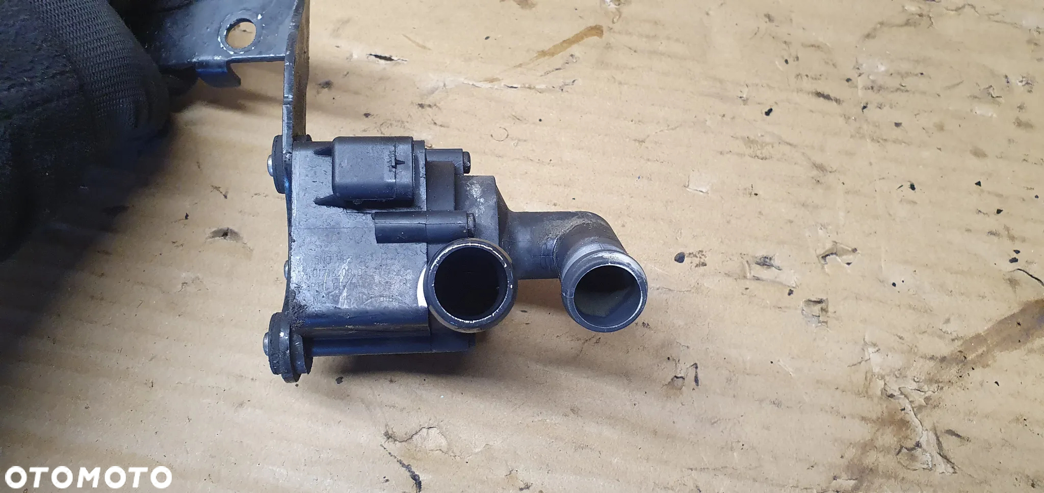 Dodatkowa pompka obiegu wody elektrozawór VW Golf VI 6 Plus 1.6 TDI 5N0965561 - 3