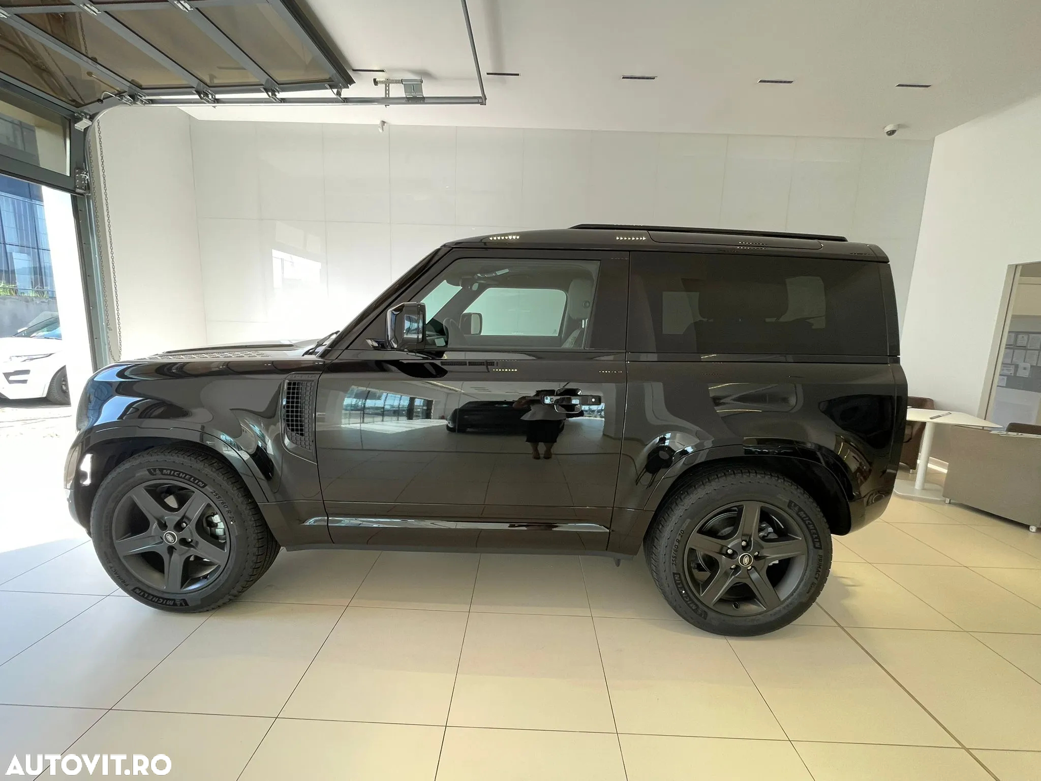 Land Rover Defender - 2